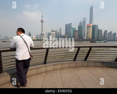 Blick auf den Oriental Pearl Tower und Wolkenkratzer die Skyline von Pudong Finanzviertel von dem Bund in Shanghai, China, Asien Stockfoto