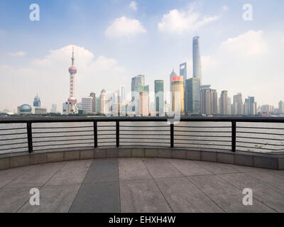 Blick auf den Oriental Pearl Tower und Wolkenkratzer die Skyline von Pudong Finanzviertel von dem Bund in Shanghai, China, Asien Stockfoto