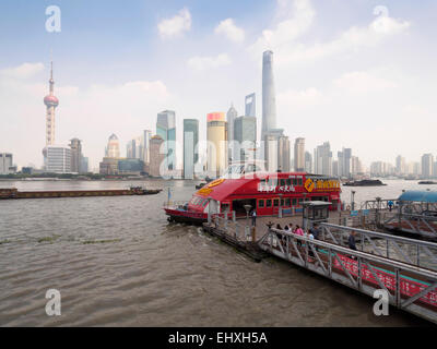 Touristischen Kreuzfahrt-Schiff angedockt am Huangpu-Fluss vor der Skyline von Pudong Finanzviertel in Shanghai, China, Asien Stockfoto