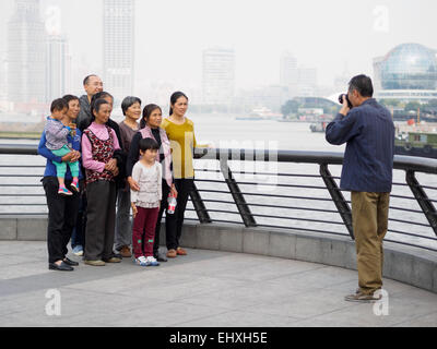 Asiatischer Mann, der ein Familienporträt Stockfoto