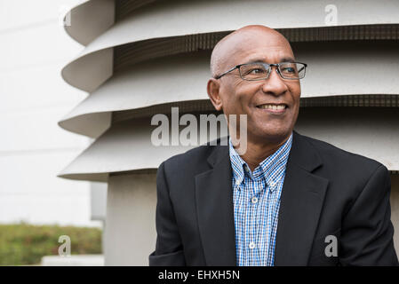 Porträt afrikanischen Geschäftsmann glücklich lächelnd Stockfoto