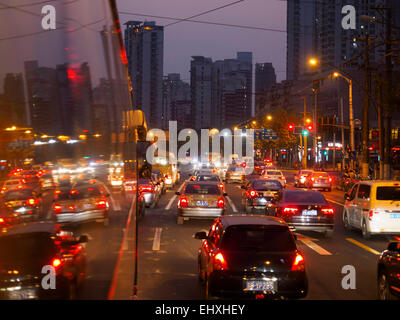 Stau in der Nacht in Shanghai, China Stockfoto