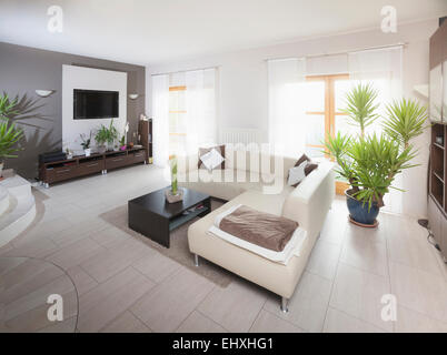 Leere Sofa in einem modernen Wohnzimmer, München, Bayern, Deutschland Stockfoto