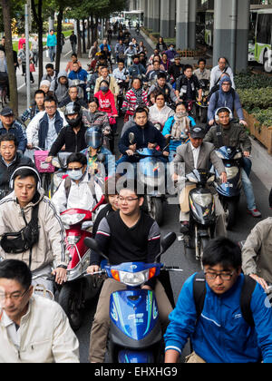 Chinesen auf Roller warten im Stau, Shanghai, China Stockfoto