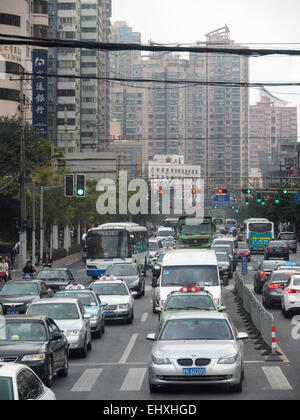 Stau auf der Autobahn während der Hauptverkehrszeit in Shanghai, China Stockfoto