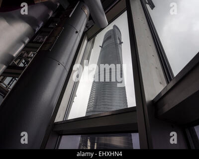 Der Shanghai Tower, das höchste Gebäude in China, wie gesehen von der Aussichtsplattform des Jin Mao Tower in Shanghai, China Stockfoto