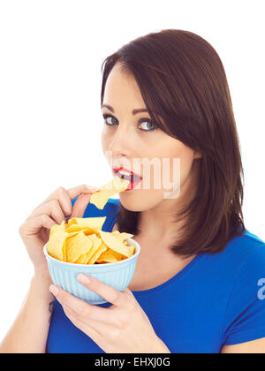 Attraktive junge Frau Essen Kartoffelchips Stockfoto