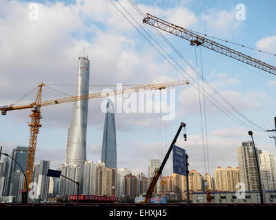 Baukräne vor der Shanghai Tower und die Wolkenkratzer des World Financial Center, Shanghai, China Stockfoto