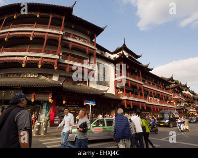 Menschen zu Fuß in den Straßen des Yuyuan Tourist Mart, Shanghai, China Stockfoto