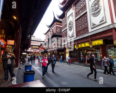 Menschen zu Fuß in den Straßen des Yuyuan Tourist Mart, Shanghai, China Stockfoto