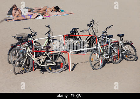 Fahrräder geparkt am Fahrrad-Parken am Strand von Barceloneta in Barcelona, Katalonien, Spanien. Stockfoto