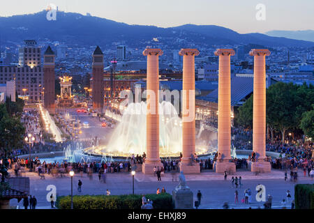 Barcelona, Katalonien, Spanien. Magic Fountain am Abend, Blick Richtung Placa Espanya. Stockfoto