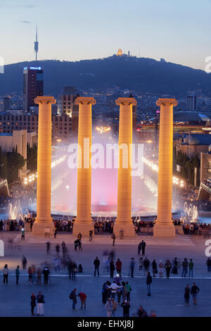 Magische Brunnen am Abend in Barcelona, Katalonien, Spanien. Stockfoto