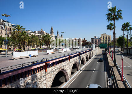 Die Promenade über Ronda Litoral Autobahn, Verkehrsinfrastruktur in der Innenstadt von Barcelona in Katalonien, Spanien. Stockfoto