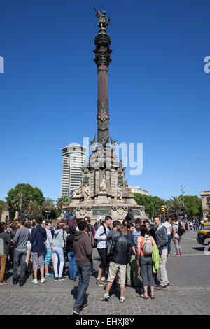 Gruppe von Personen vor Kolumbus-Denkmal (Mirador de Colom) in Barcelona, Katalonien, Spanien. Bronzestatue von Rafael Atche. Stockfoto