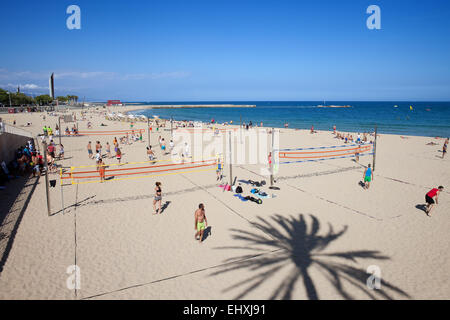 Menschen spielen Sie Volleyball am Strand in Barcelona, Katalonien, Spanien. Stockfoto