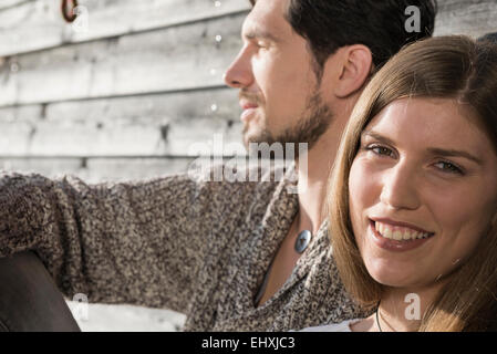 Nahaufnahme Portrait paar entspannende Holzwand Stockfoto