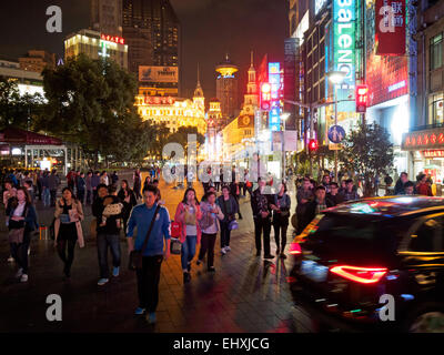 Neon Schilder auf belebten Einkaufsstraße Nanjing Road, Shanghai, China Stockfoto