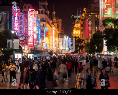 Neon Schilder auf belebten Einkaufsstraße Nanjing Road, Shanghai, China Stockfoto