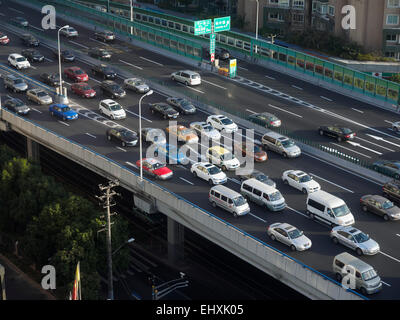 Luftaufnahme von einem Stau während der Hauptverkehrszeit in Shanghai, China Stockfoto