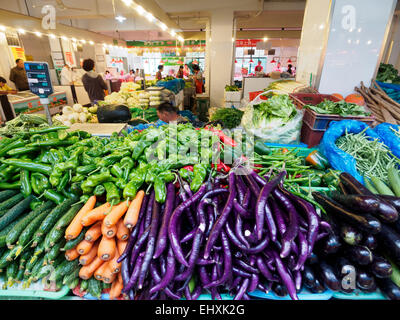 Gemüse Stall voller frisches Gemüse stapelten sich auf einem Markt in Shanghai, China Stockfoto
