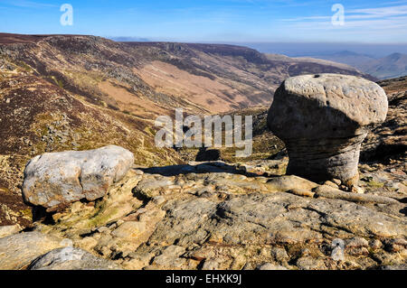 Formationen über Grindsbrook Clough am Rande der Kinder Scout im Peak District Felsen. Stockfoto