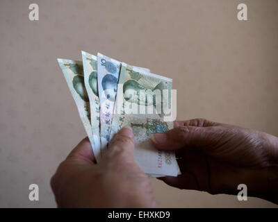 Hand, die chinesische Yuan Banknoten Stockfoto