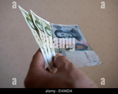 Hand, die chinesische Yuan Banknoten Stockfoto