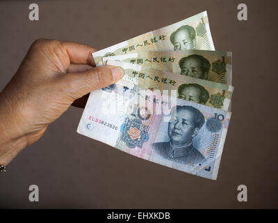 Hand, die chinesische Yuan Banknoten Stockfoto