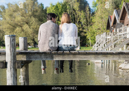 Paar hölzernen Steg See ruhig sitzt Stockfoto
