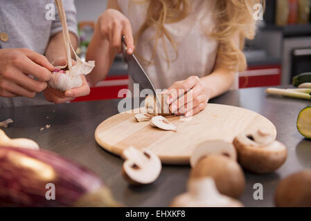 Junges Paar, die Zubereitung von Speisen in der Küche, München, Bayern, Deutschland Stockfoto