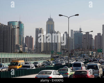 Stau auf der Autobahn während der Hauptverkehrszeit in Shanghai, China Stockfoto