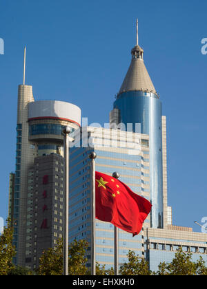 Chinesische Flagge vor einem Gebäude mit besonderen Design in Shanghai, China Stockfoto