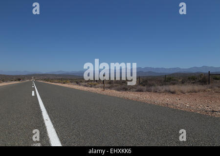 Einer schnurgeraden Straße zwischen Kap Aghullas und N2 in der Western Cape Südafrika Stockfoto
