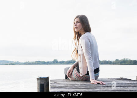 Junge Frau Einsamkeit sitzenden Steg nachdenklich Stockfoto