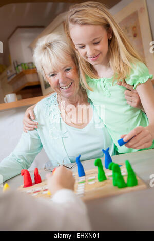 Mädchen spielen Brettspiel mit ihrer Großmutter, Bayern, Deutschland Stockfoto