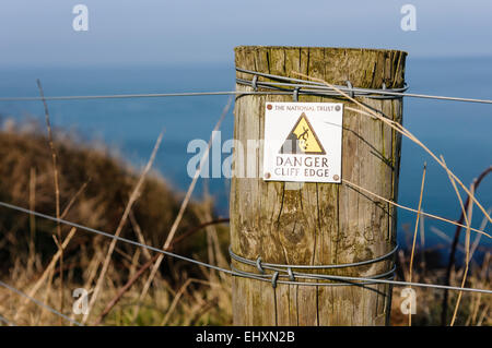 Schild Warnung Besucher eine gefährliche Klippe Stockfoto