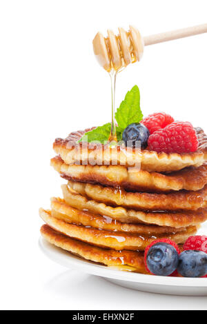 Pfannkuchen mit Himbeeren, Heidelbeeren, Minze und Honig Sirup. Isoliert auf weißem Hintergrund Stockfoto