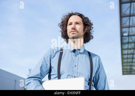 Porträt Nahaufnahme junge Mann trägt Paar geschweifter Klammern Stockfoto