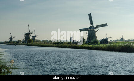 Windmühlen in Kinderdijk in den Niederlanden die stammen aus dem 18. Jahrhundert und wurden verwendet, um Wasser aus dem Land abfließen. Stockfoto