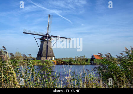 Windmühlen in Kinderdijk in den Niederlanden die stammen aus dem 18. Jahrhundert und wurden verwendet, um Wasser aus dem Land abfließen. Stockfoto