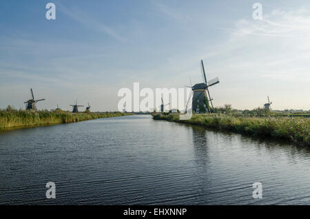 Windmühlen in Kinderdijk in den Niederlanden die stammen aus dem 18. Jahrhundert und wurden verwendet, um Wasser aus dem Land abfließen. Stockfoto