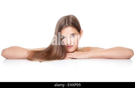 Schöne junge Brünette mit langen glatten Haaren Stockfoto