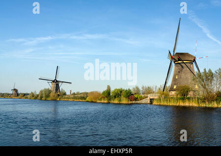 Windmühlen in Kinderdijk in den Niederlanden die stammen aus dem 18. Jahrhundert und wurden verwendet, um Wasser aus dem Land abfließen. Stockfoto