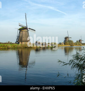 Windmühlen in Kinderdijk in den Niederlanden die stammen aus dem 18. Jahrhundert und wurden verwendet, um Wasser aus dem Land abfließen. Stockfoto