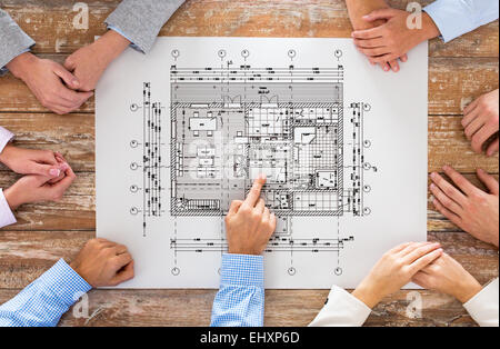 Nahaufnahme der Business Group mit Bauplan Stockfoto
