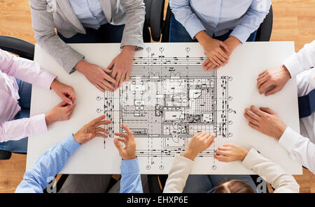 Nahaufnahme der Business Group mit Bauplan Stockfoto