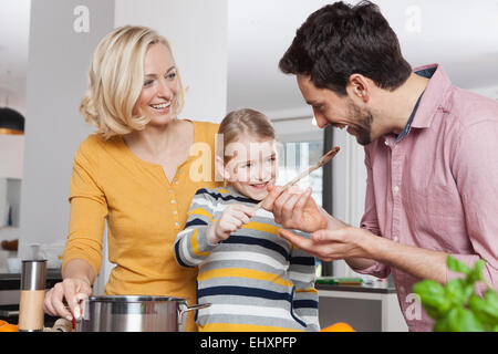 Mutter, Vater und Tochter in Küche Stockfoto