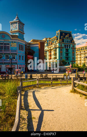 Weg über Sanddünen und Gebäude entlang der Promenade in Atlantic City, New Jersey. Stockfoto