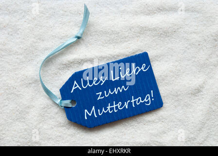 Eine blaue Label oder Etikett mit leichten blauen Band auf weißem Sand Hintergrund mit deutschem Text Alles Liebe Zum Muttertag, D.h. Hap Stockfoto